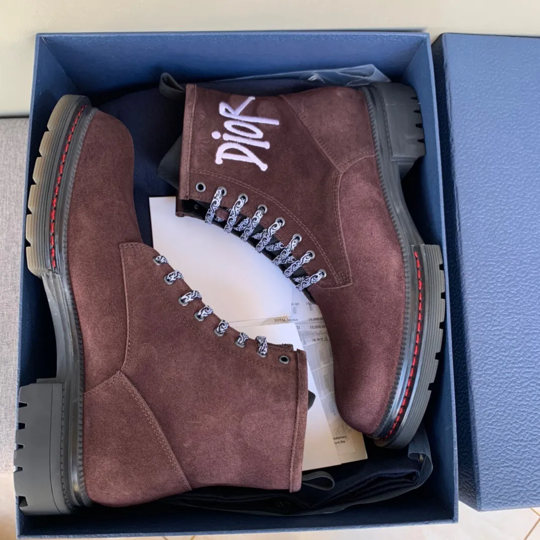 [DIOR] Top P: 1000💰 Number of yards: 39~44 (38.45 custom-made, non-refundable) Dior Dior~ Winter series, original 1:1 development Casual men's leather shoes Heavy investment, shoes and boots are made of imported cowhide + imported Dior special fabric Not easy to deform black cowhide lining Dior large hardware inlay Original TPU vacuum outsole, black cowhide Black open edge beads Military green suede Black suede Khaki suede leather is crafted by a large factory, and the perfect product is only prepared for you who know your taste! Any comparisons are welcome.